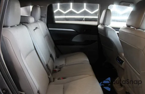 2018 Toyota Highlander Le z USA, uszkodzony, nr VIN 5TDBZRFH6JS817777